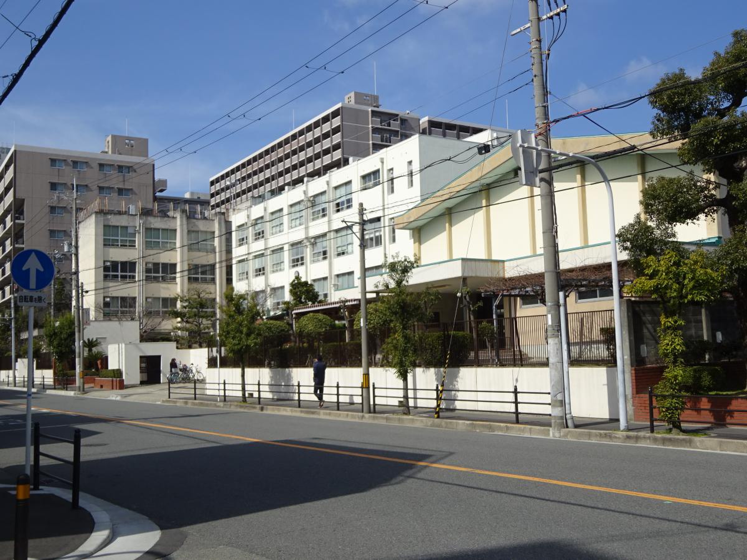 新 東 三国 小学校