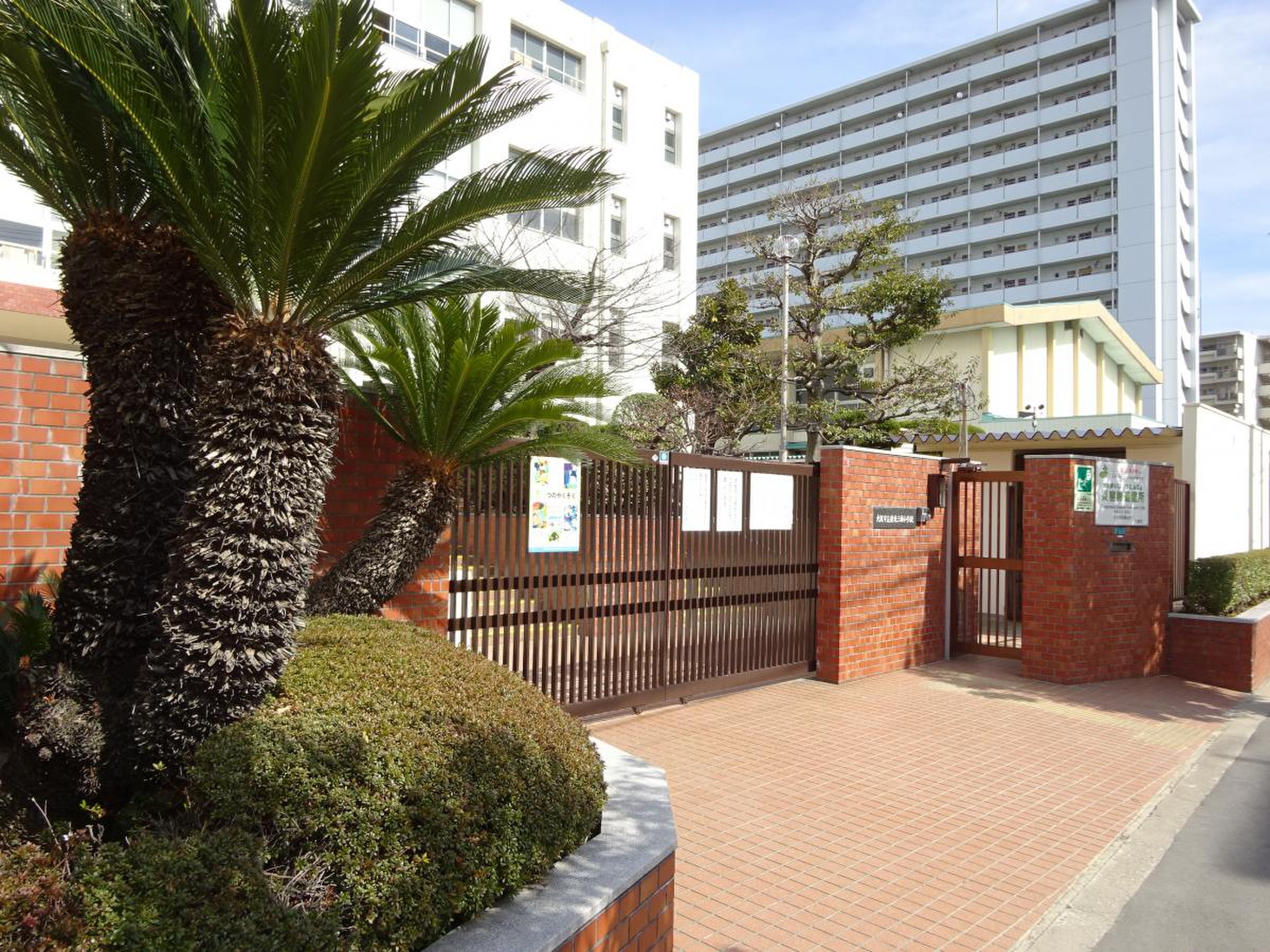 新 東 三国 小学校