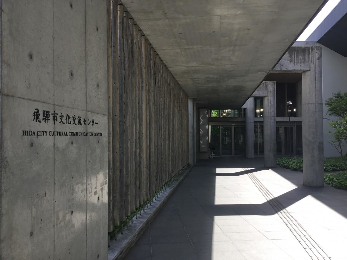 正面エントランス