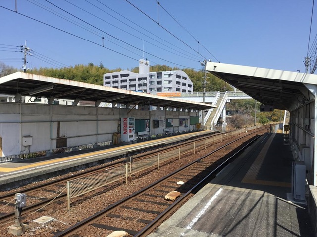 阿品東駅