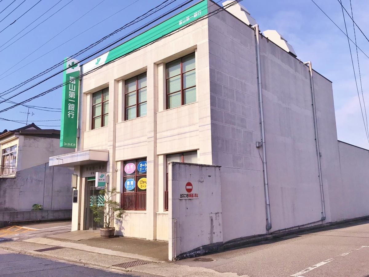 建物右斜め