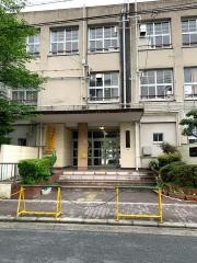 成育小学校