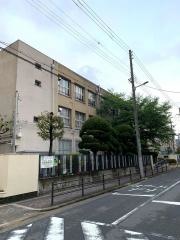 成育小学校