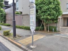 「品川通上布田」バス停留所