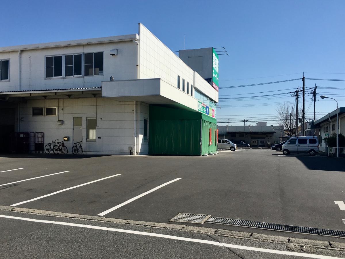 店舗外観と駐車場。