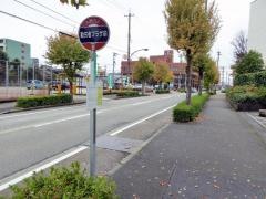 「勤労者プラザ前」バス停留所