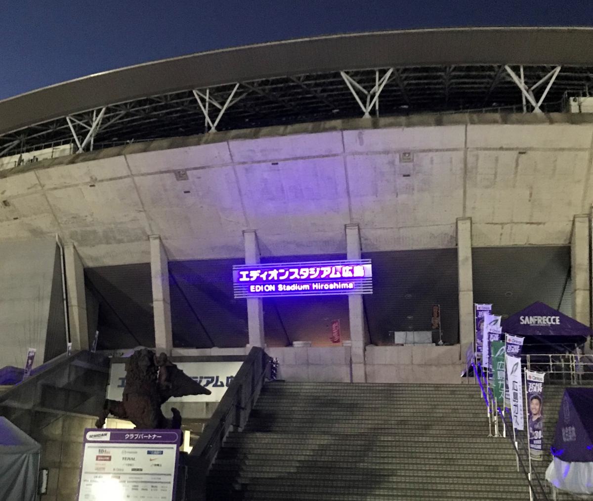 夜の外観