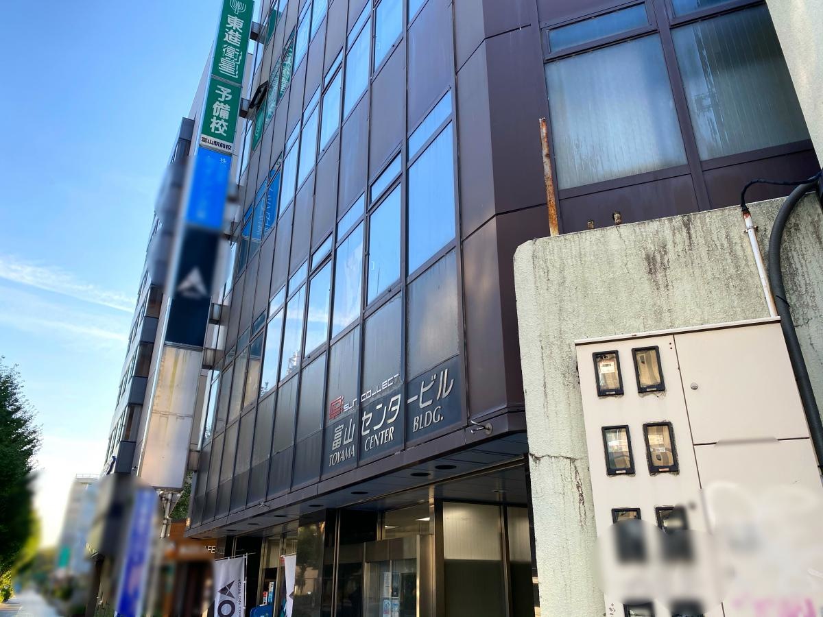 建物右斜め