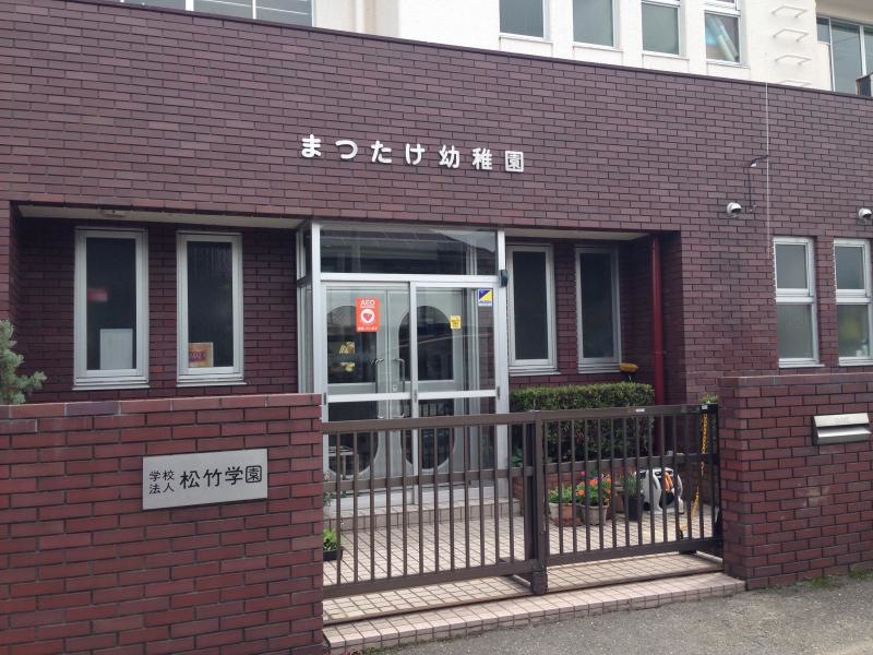 施設外観（北側門）。