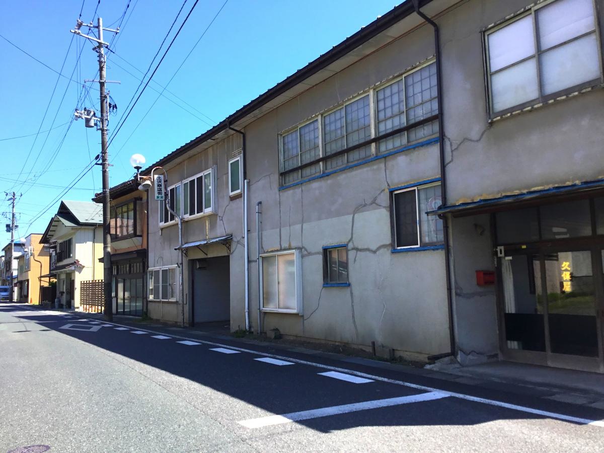 目の前は、直ぐ商店街でとても便利です。