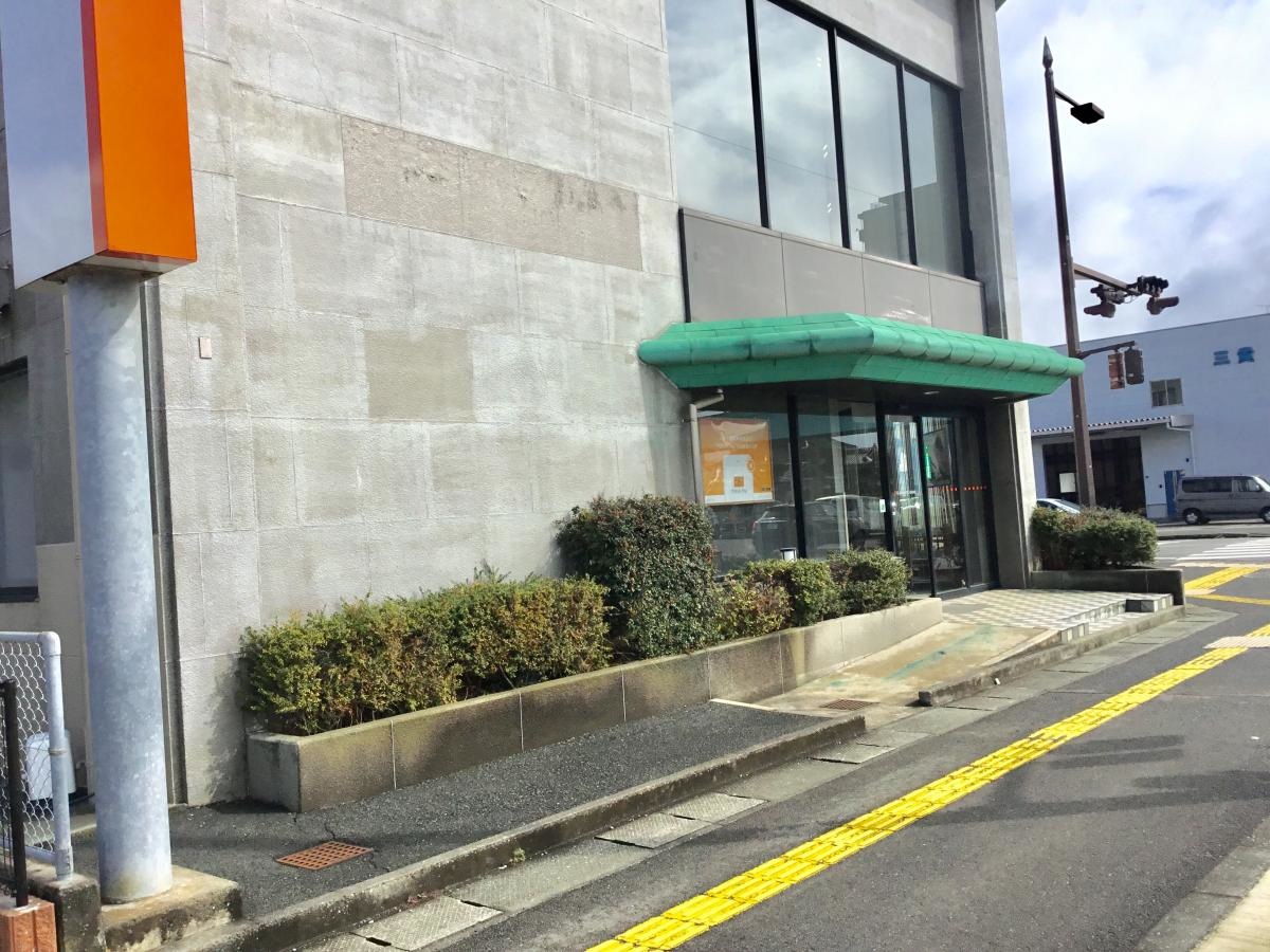 熊本銀行薄場支店東側入り口です。