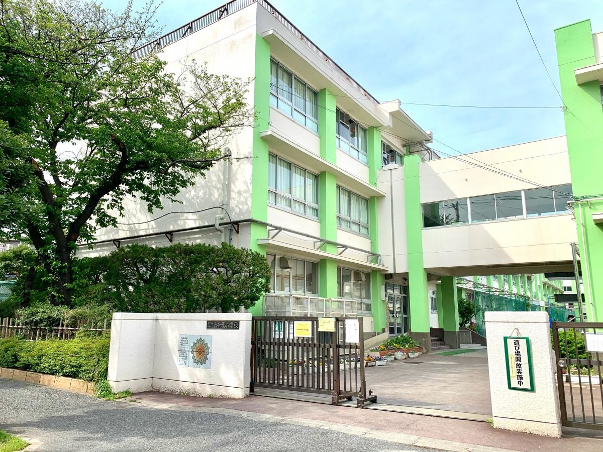 葛飾区立上千葉小学校の正門正面外観