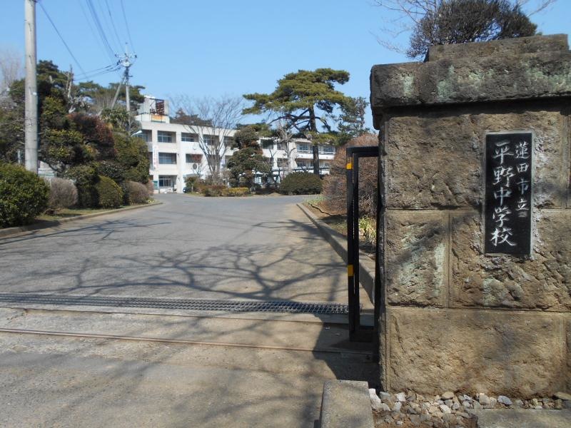 正門と校舎