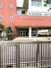三机小学校
