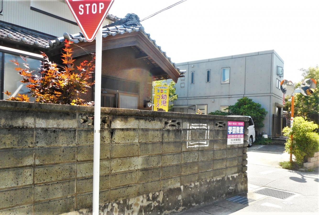 道路沿いの外観