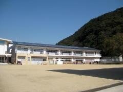 周参見小学校