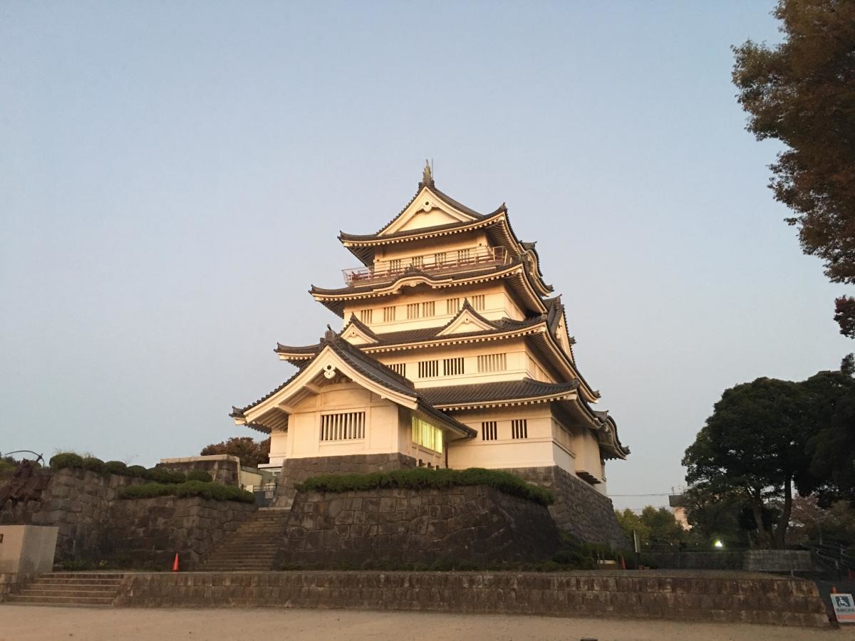 西日に輝く天守