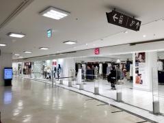 ユニクロ　ラブラ万代店