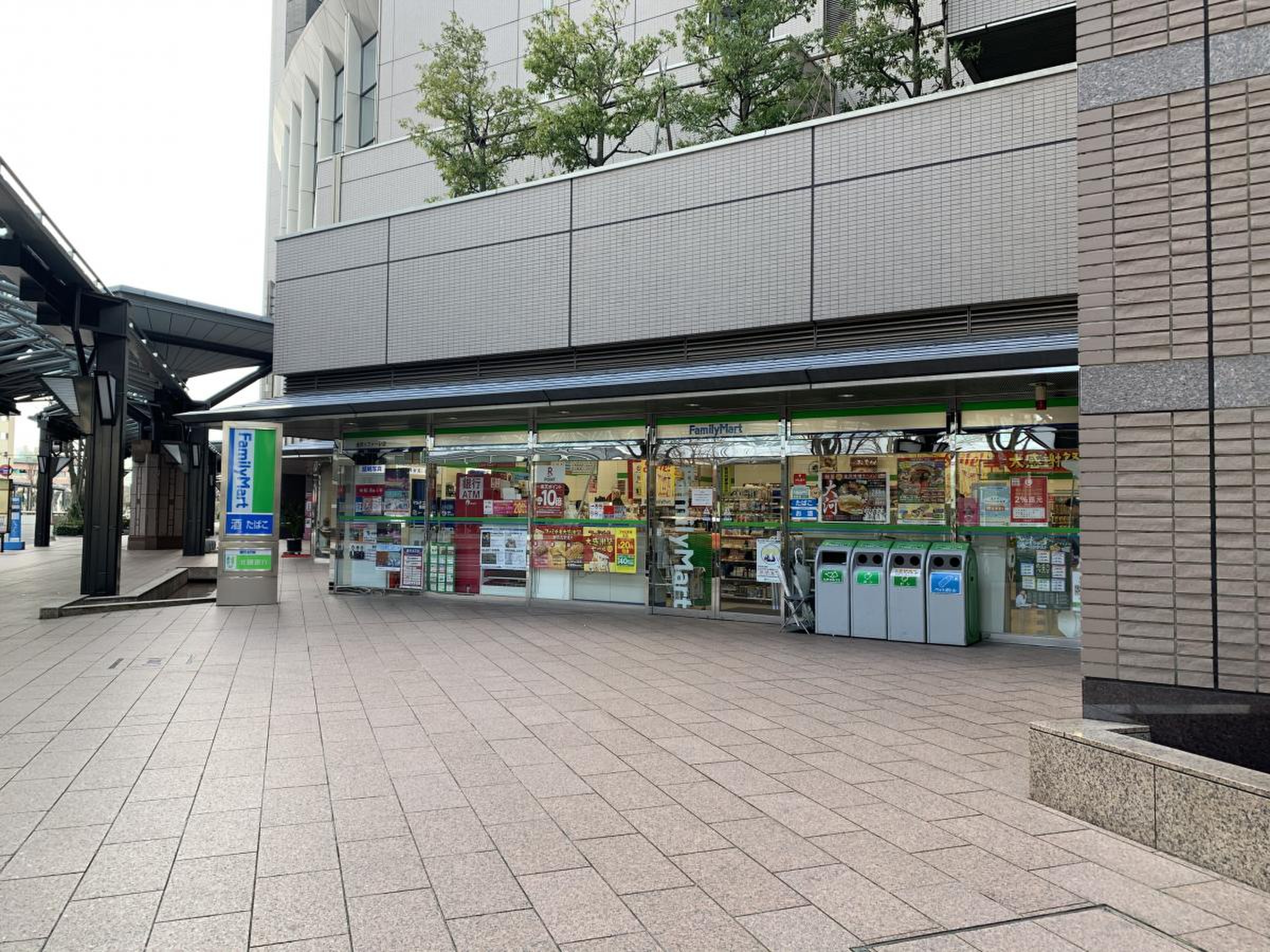 ファミリーマート 金沢 リファーレ 店