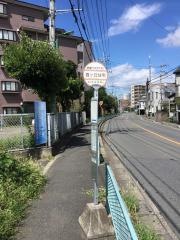 「霞ケ丘住宅」バス停留所