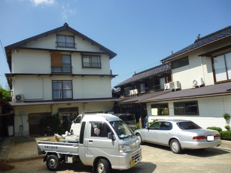 駐車場と建物