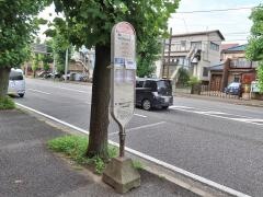 「駒岡不動尊前」バス停留所