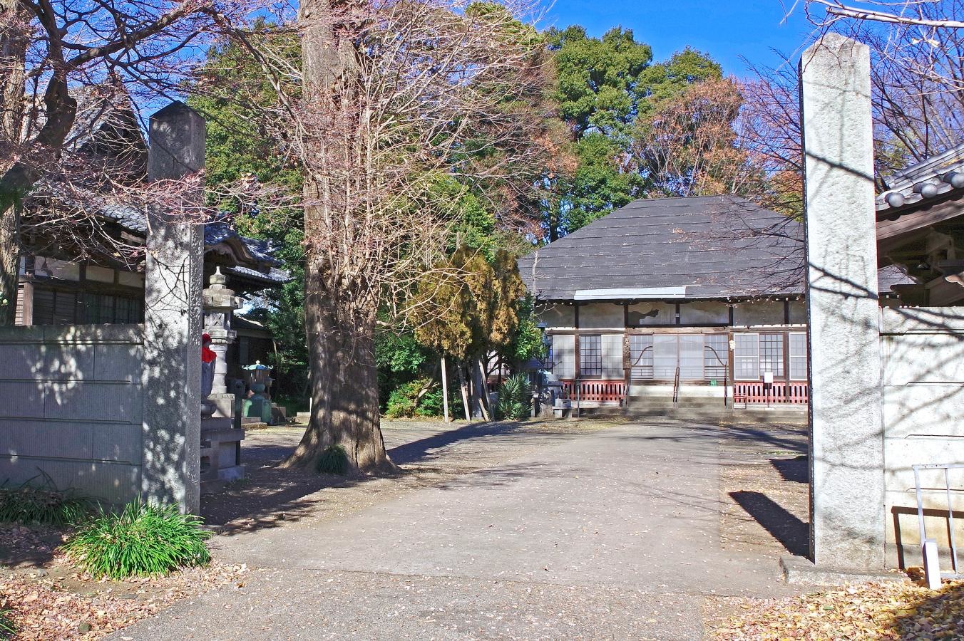 「教王寺」入り口の門柱前