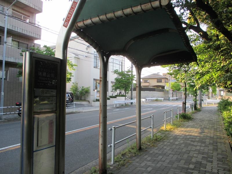 「瑞穂公園」バス停留所 の全景