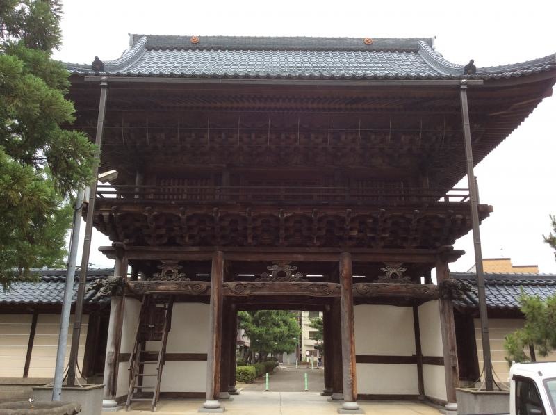 専照寺正門の正面