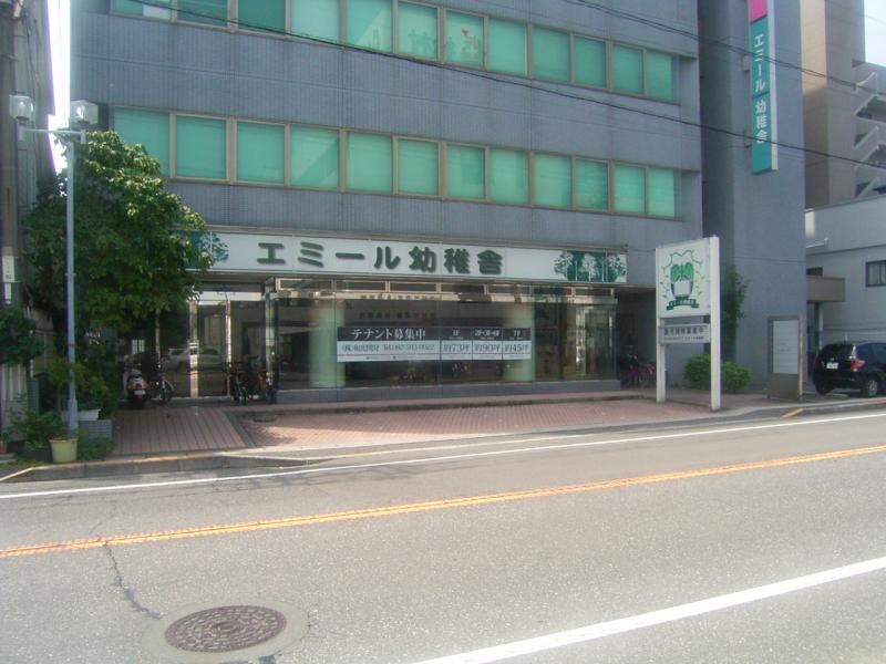 前面道路からの全景です。