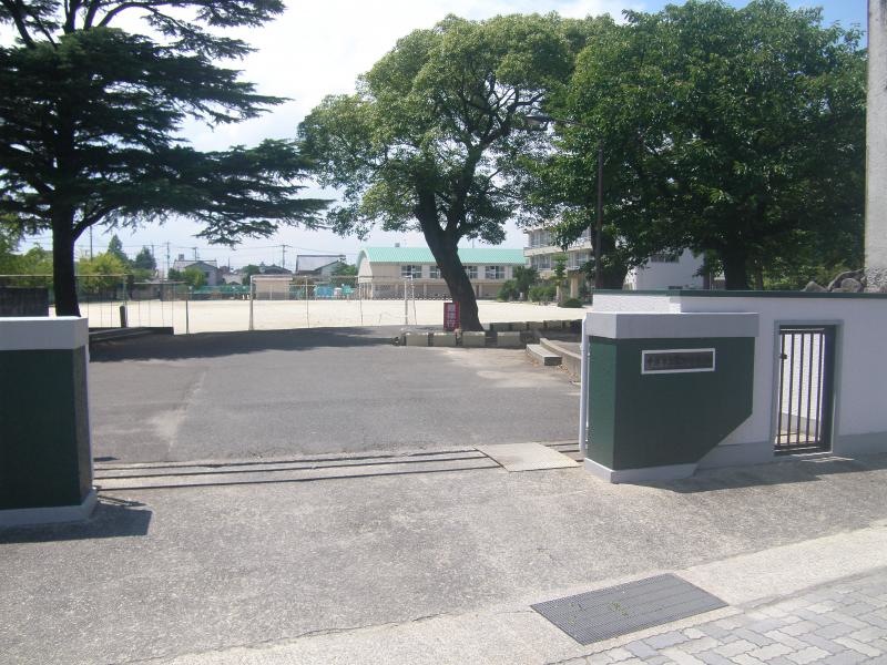 豊田小学校校門