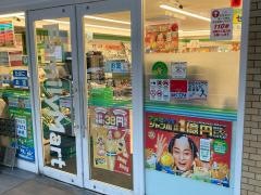 ファミリーマート　三田聖坂下店