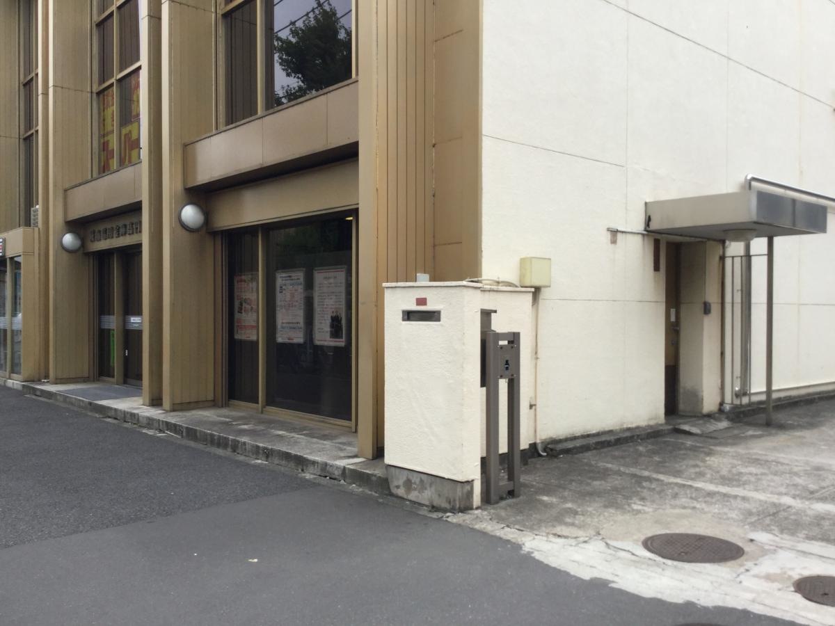 右から