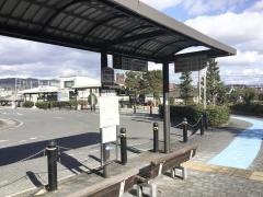 「信貴山下駅」バス停留所