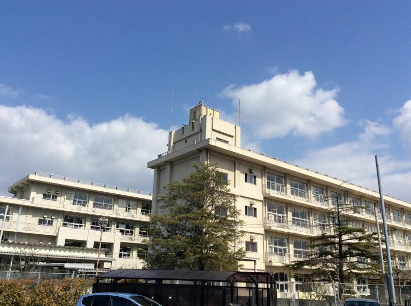 西側より