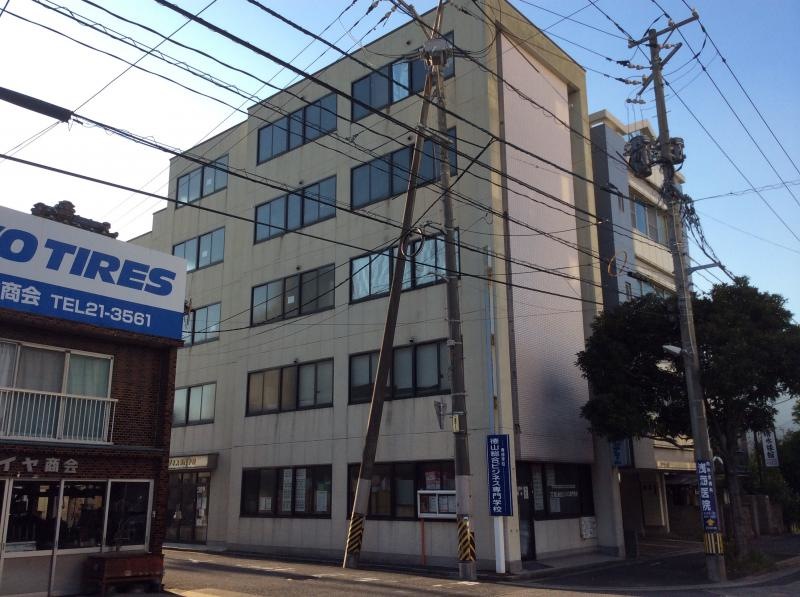 周南市にある徳山総合ビジネス専門学校です。