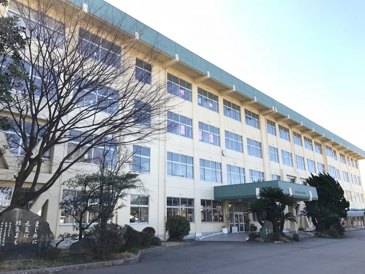新居浜市立北中学校。