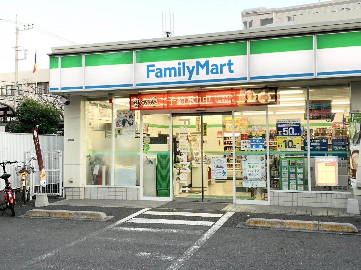 ファミリーマート　町屋八丁目店です。