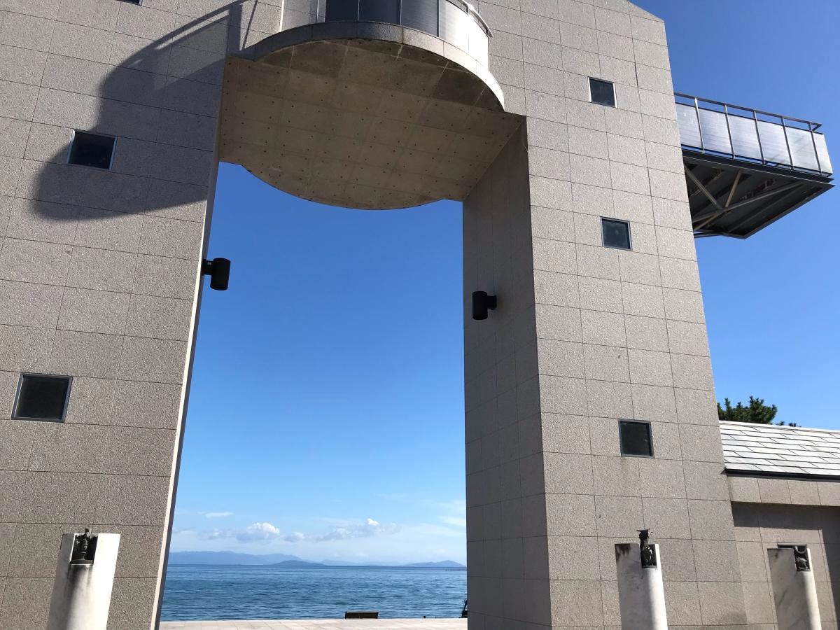 湖のテラス
