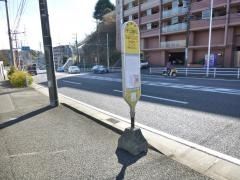 「アザリエ団地入口」バス停留所