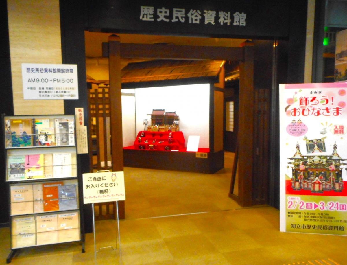 ロービーからの入口外観