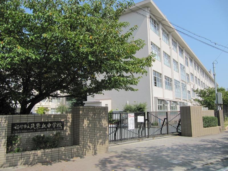 正門と校舎