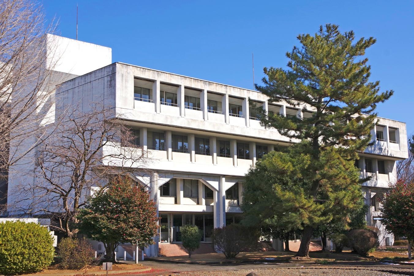 南西方向からの建物外観