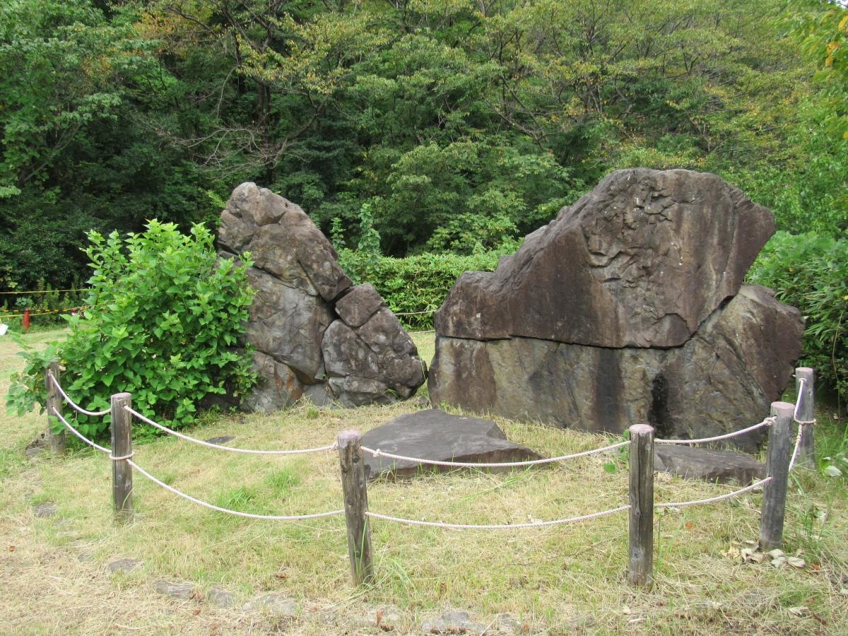 鷺山城公園内に設置された巨石です。