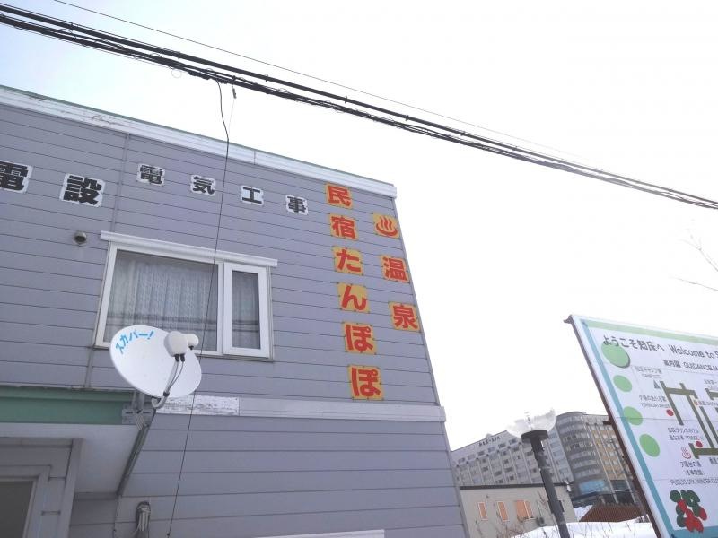 北道路側壁面看板