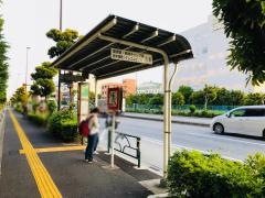 「日本郵便新東京支店前」バス停留所