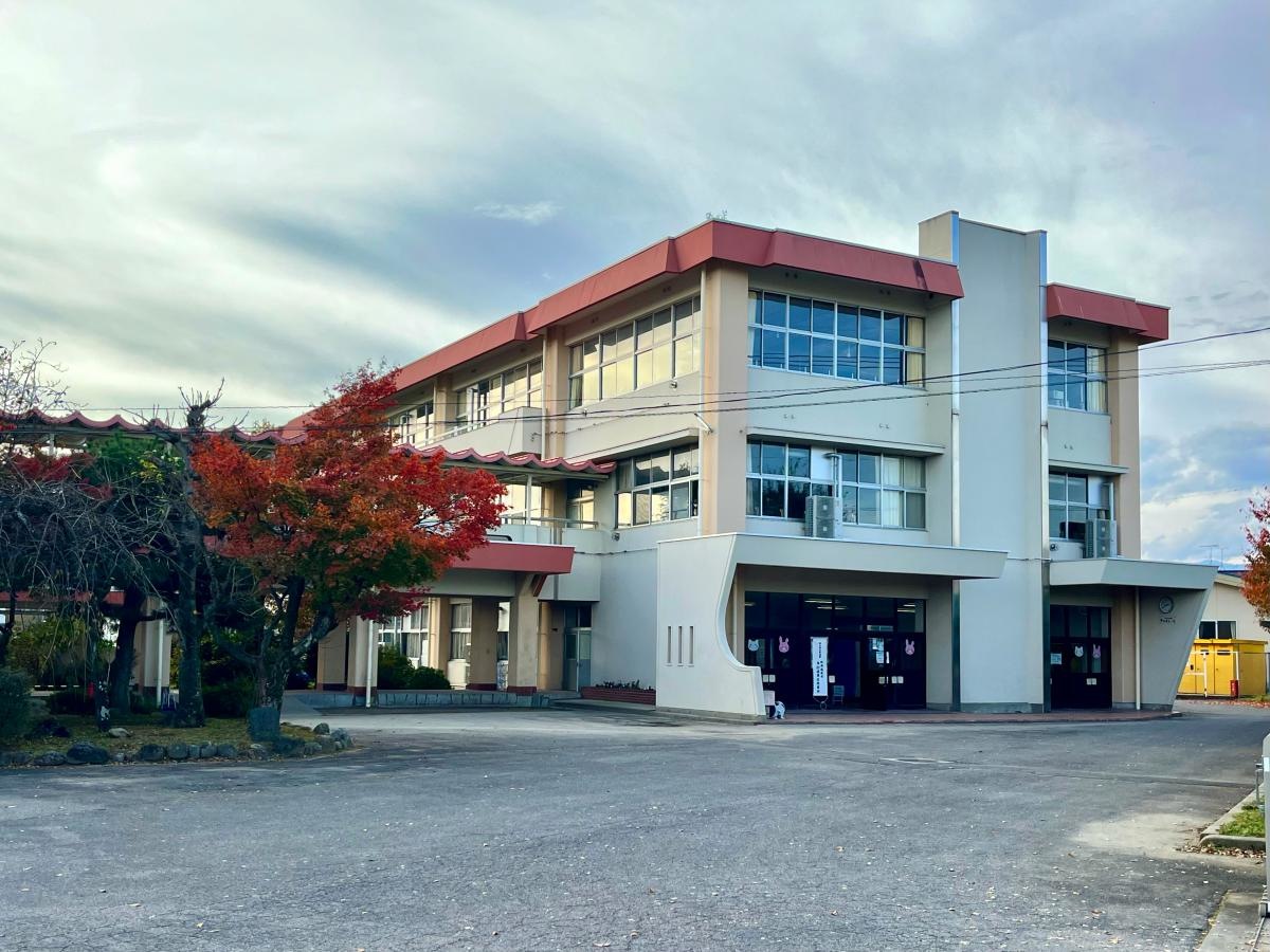 那須塩原市立大原間小学校の正門からの校舎外観