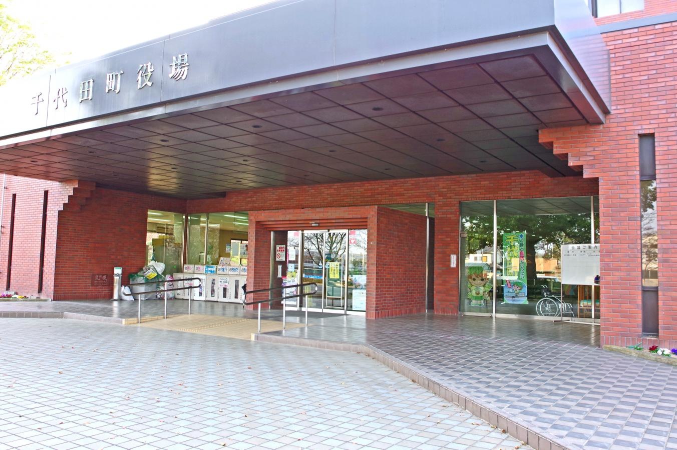 広い玄関前