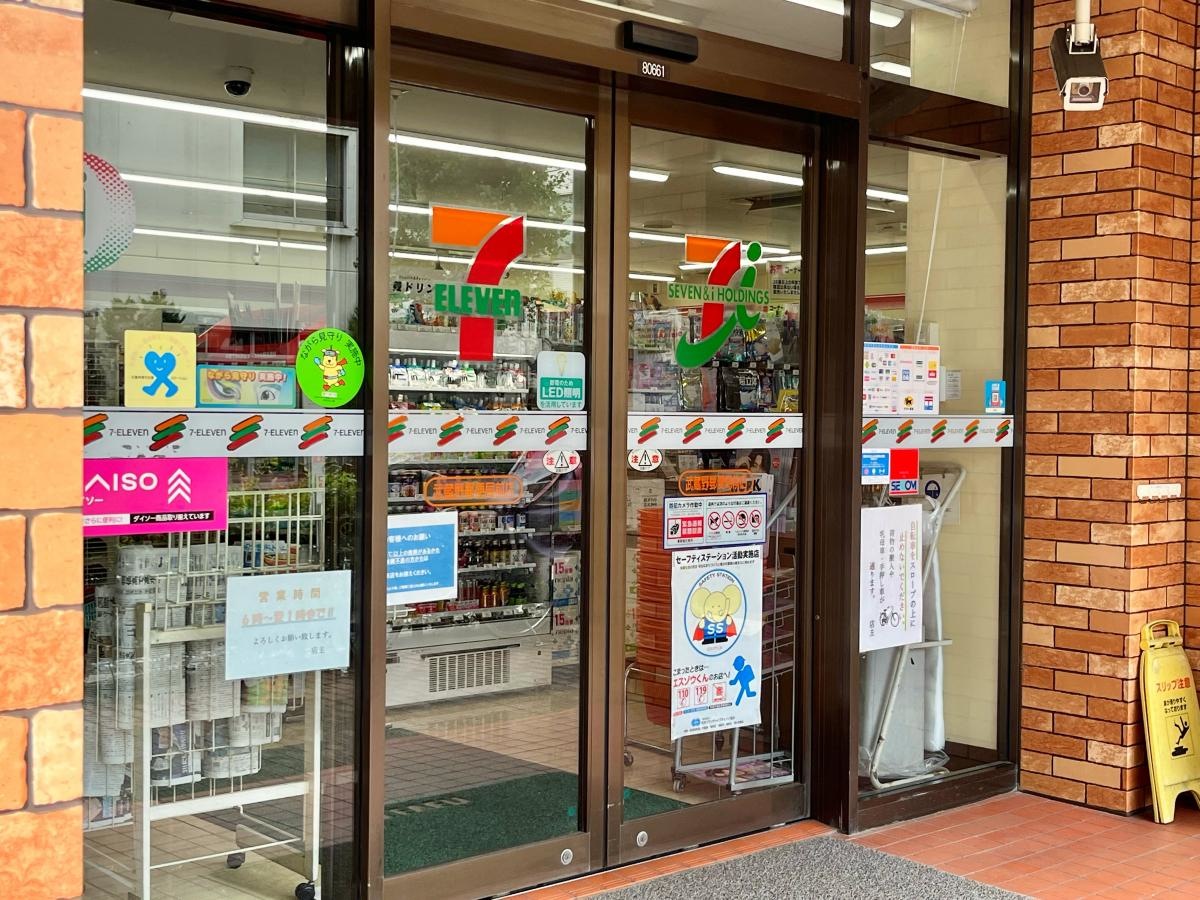 セブンイレブン 武蔵野郵便局前店の店舗エントランス外観