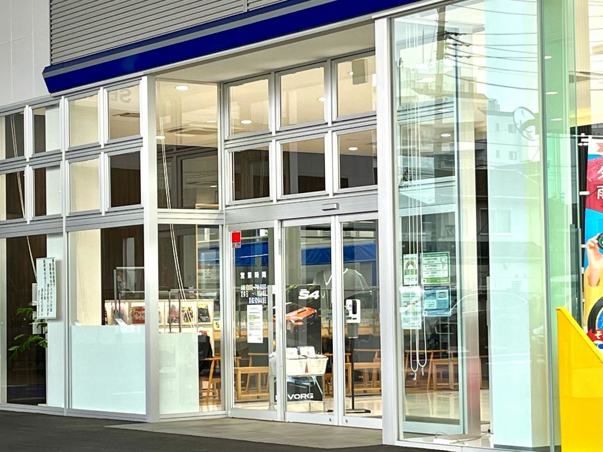 東京スバル 田無店の店舗エントランス外観